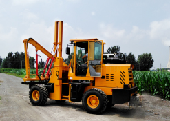 注意高速公路打樁機(jī)油管連接