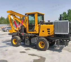 在新疆公路護(hù)欄打樁機(jī)的應(yīng)用